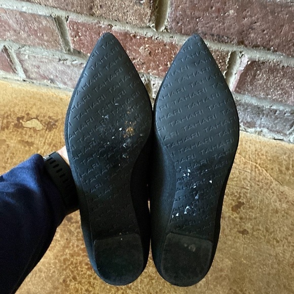 Tahari Edie black pointy toe ribbed flats - Picture 4 of 6